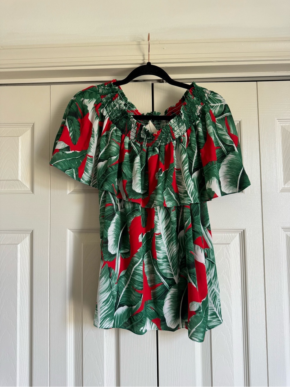 Boutique Tropical Print Off the Shoulder Top Size Medium
